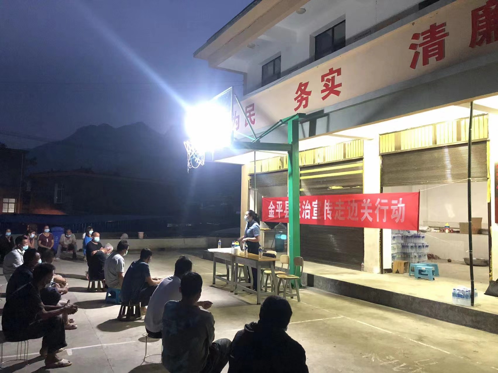检察院陈语清4.16,19:30-20:30在金河镇十里村村委会热水塘村法治宣传 (1).jpg