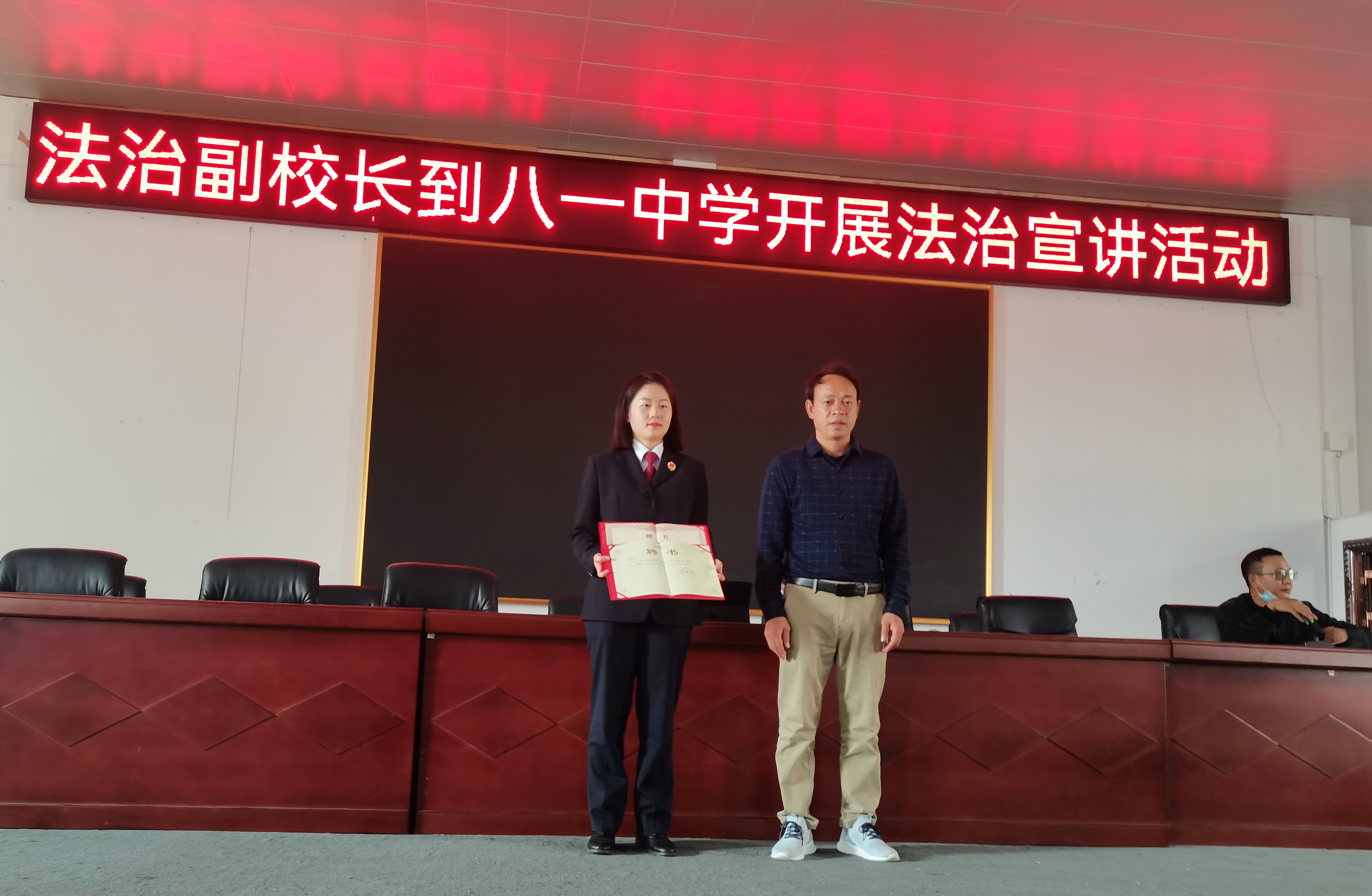 王玺惟到学校讲课.jpg