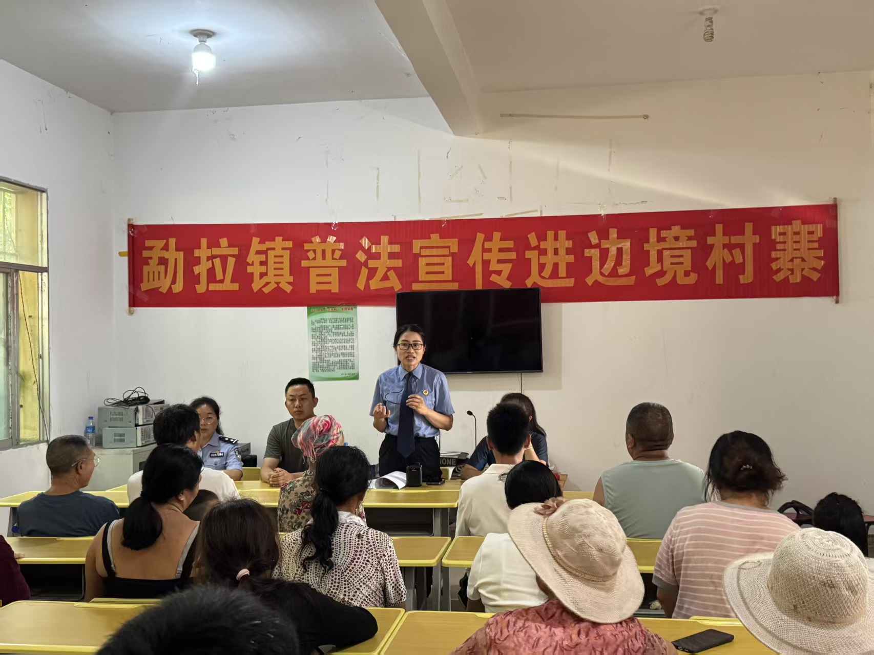 在荞菜坪村委会牛场村开展普法宣传.jpg