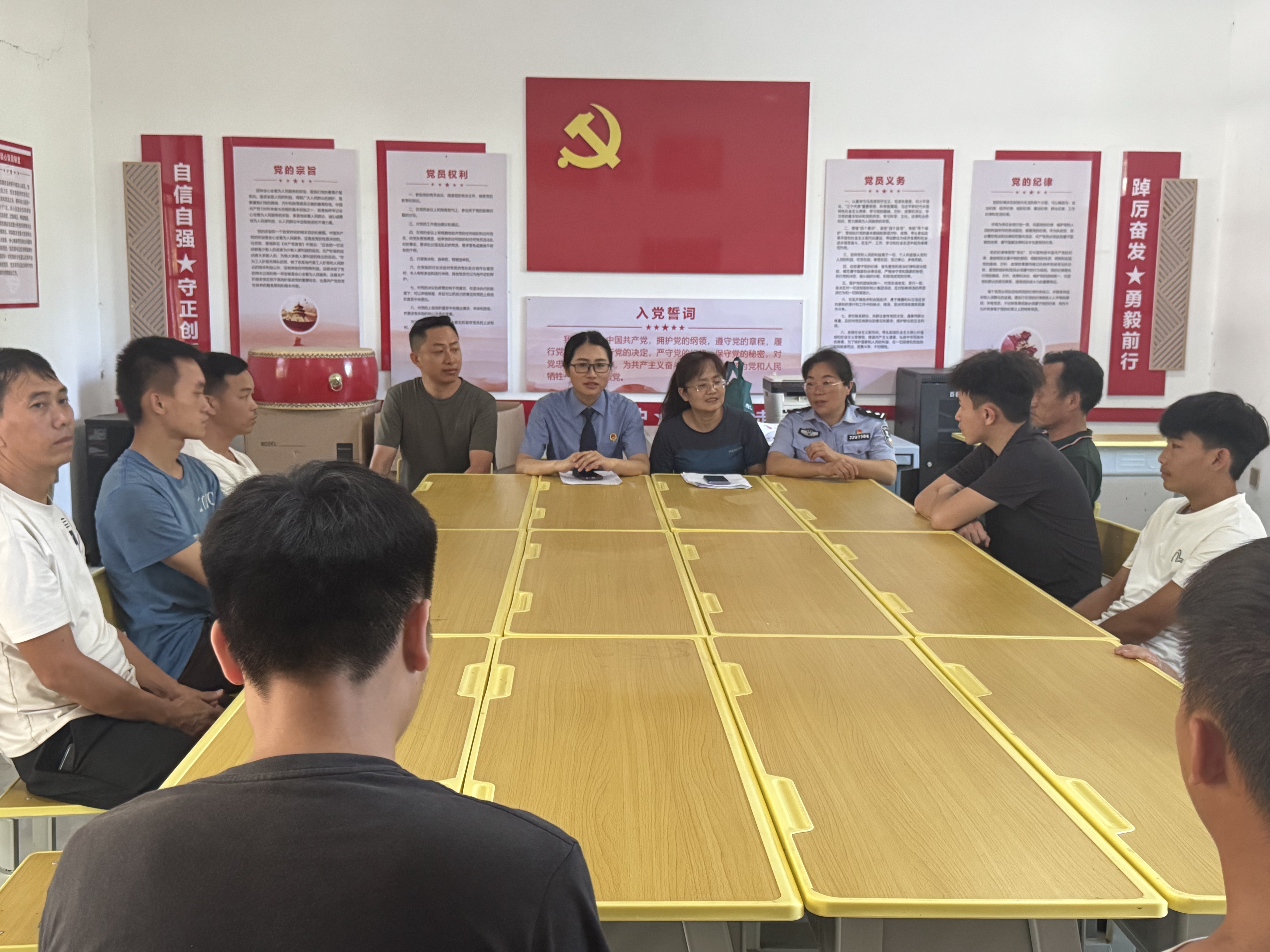 在荞菜坪村委会马家上下寨小其苗村开展普法宣传.jpg